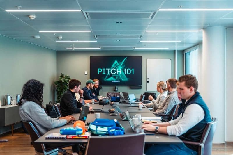 Kull 3 i Atlas Accelerator samlet rundt bordet under Pitch 101-økten