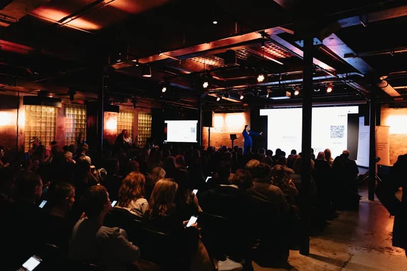 Hana Colakovic på scenen foran fullsatt sal under First Tuesday Bergen, oktober 2026