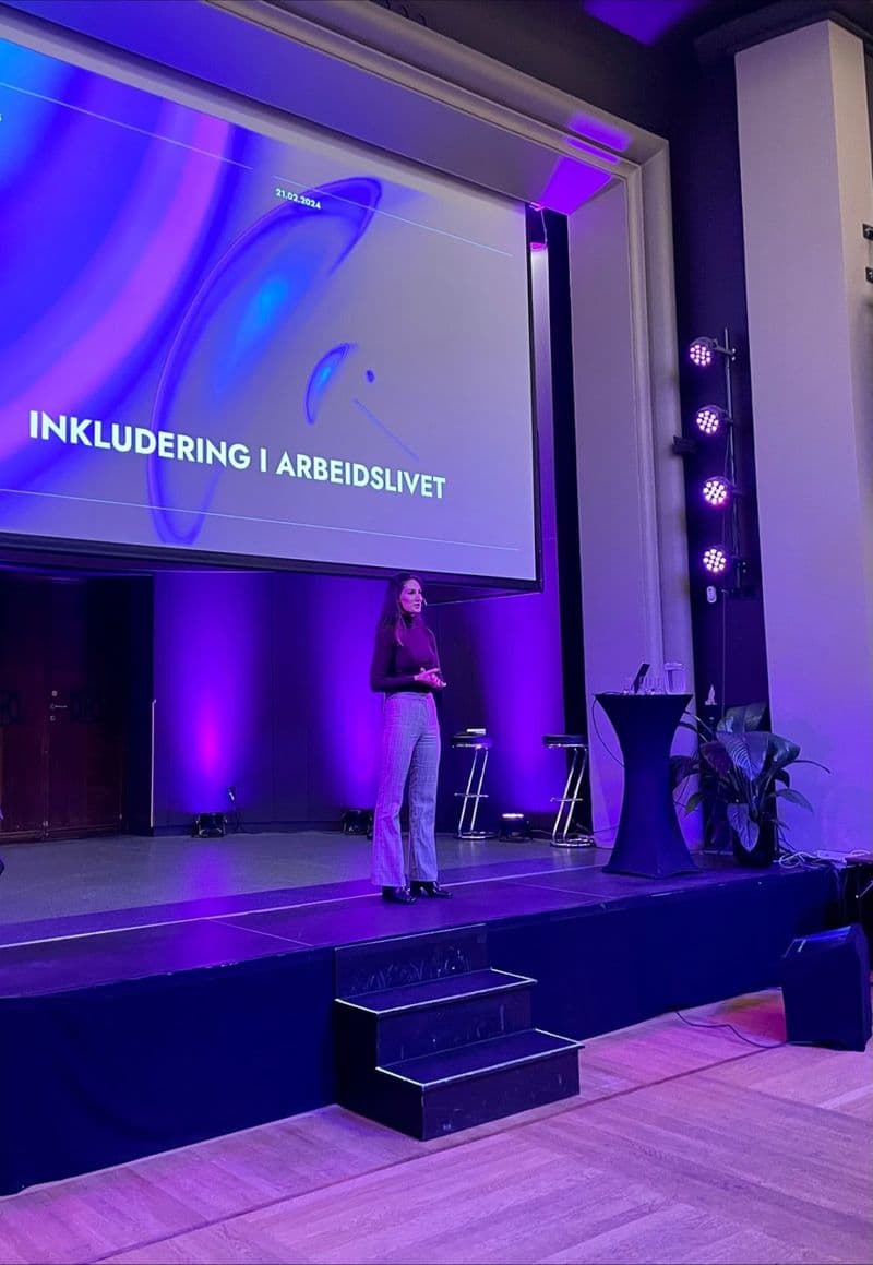 Hana Colakovic på scenen under foredraget «Inkludering i arbeidslivet»