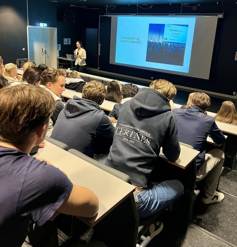 Hana Colakovic holder inspirasjonsforedrag for elevene på Tertnes videregående
