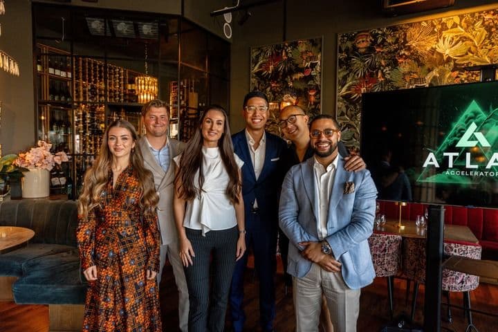 Hana Colakovic sammen med Atlas Accelerator-teamet