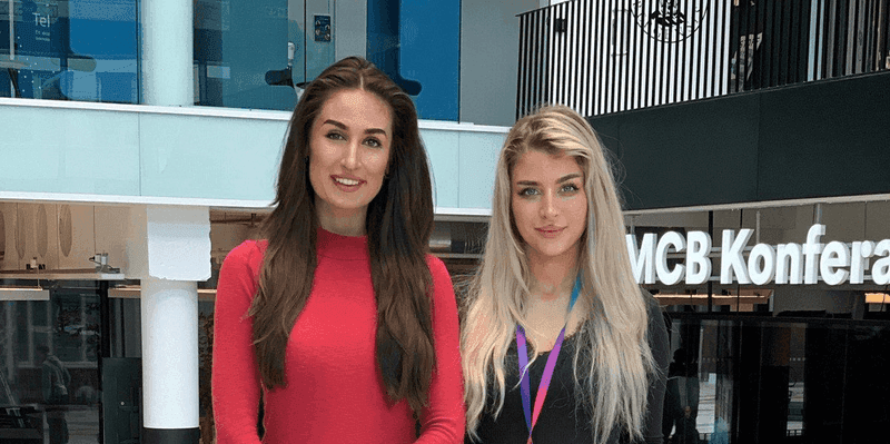 Hana Colakovic og Michelle Sæther i MCB-konferansesenteret (utdanningibergen.no)