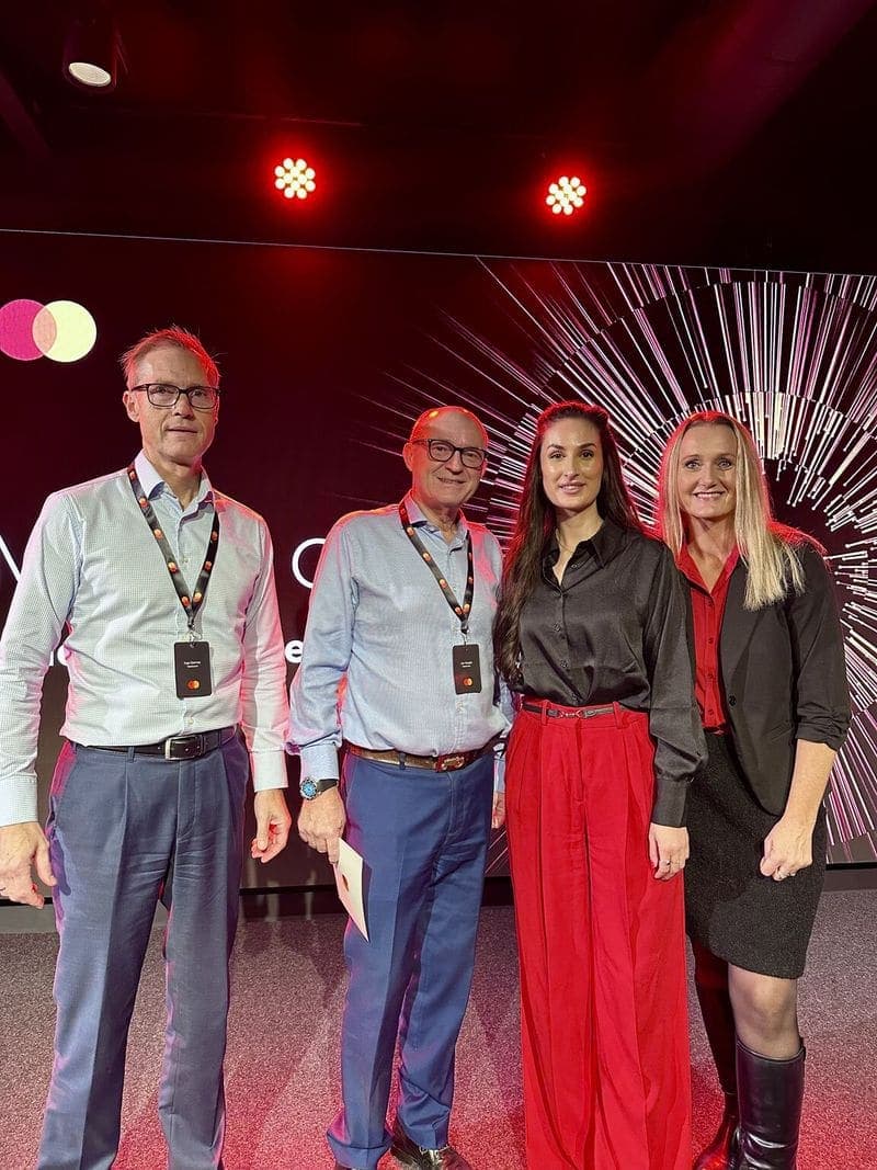 Hana Colakovic holder foredrag på Mastercards konferanse Innovating the future together