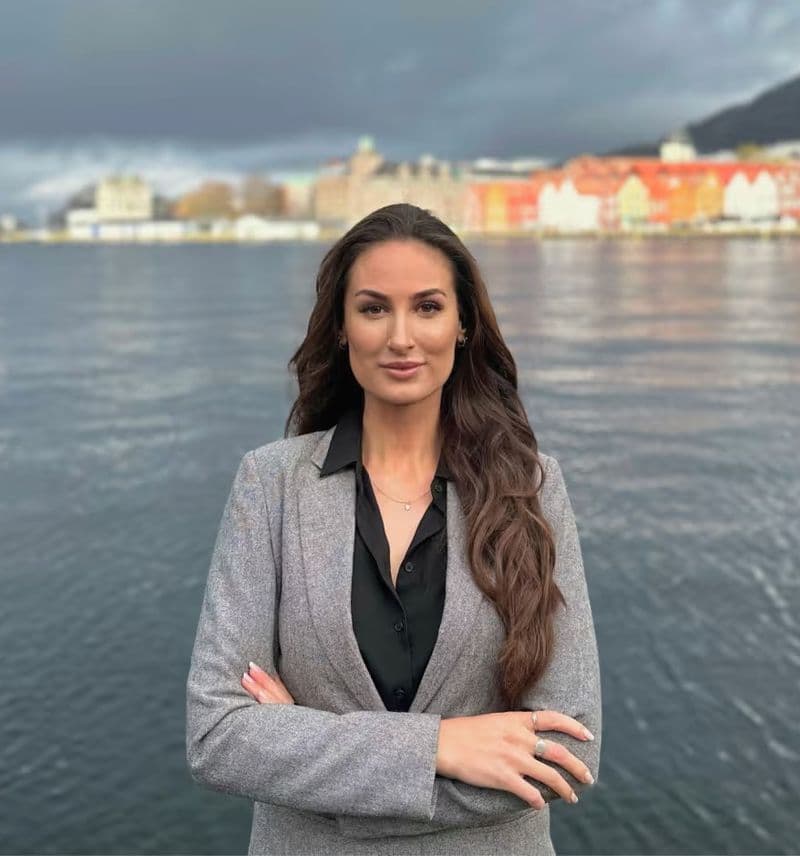 Hana Colakovic foran Bryggen i Bergen (pressebilde)