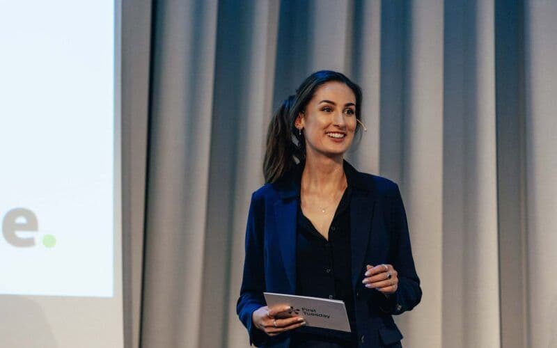 Hana Colakovic på scenen (pressebilde)