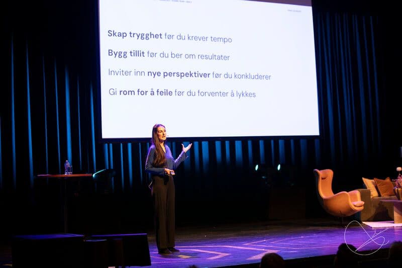 Hana Colakovic på scenen under Temposeminaret i Florø